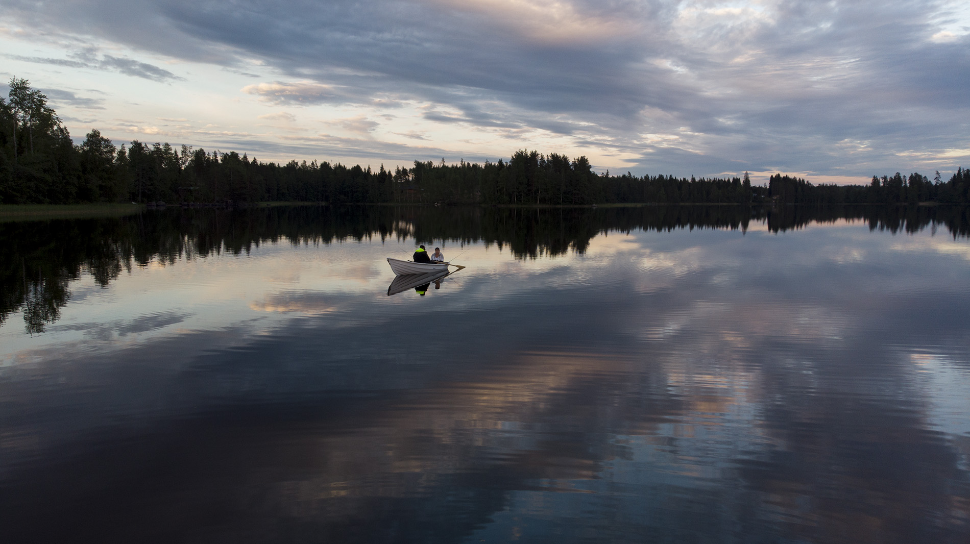 Molempien mökkien varustukseen kuuluu soutuvene